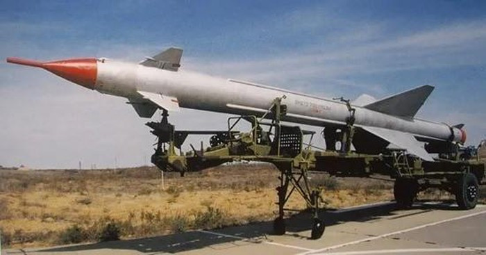 Đầu tiên là radar và bệ phóng của tên lửa được bố trí cố định, không có khả năng cơ động, kết cấu trận địa dạng xương cá dễ bị phát hiện bởi trinh sát cơ tầm cao hoặc vệ tinh do thám, có nguy cơ bị đối phương tập kích tiêu diệt.