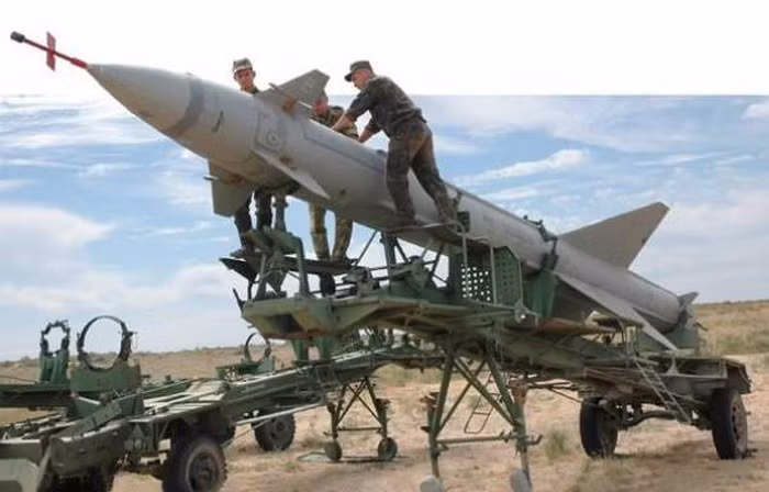 Mỗi trận địa gồm một đài điều khiển với hai radar S-200 để xác định tầm, hướng và độ cao mục tiêu, cụm 60 bệ phóng tên lửa nằm cách đó 1,5 km và khu vực hỗ trợ hậu cần. Toàn bộ các thành phần của hệ thống, trừ bệ phóng, đều đặt trong hầm bê tông kiên cố, có khả năng chịu hàng loạt quả bom tấn của Mỹ. Chúng cũng được ngụy trang hoặc bố trí trong rừng để đối phương khó phát hiện.