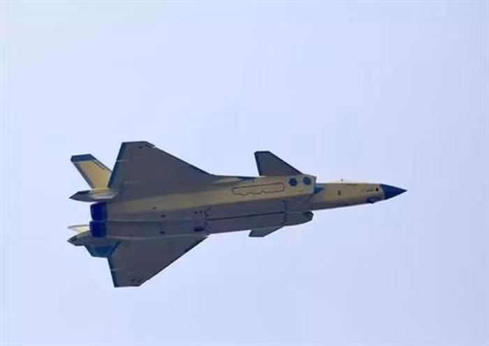 Thậm chí J-20 còn bị nhận xét rằng giống với máy bay ném bom tiền tuyến kiểu Su-34 hơn là một chiếc tiêm kích chiếm ưu thế trên không, bất chấp nó tỏ ra khá linh hoạt và được trang bị hệ thống điện tử tinh vi phục vụ không chiến.