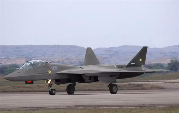 Ví dụ trực quan được đưa ra đây chính là trường hợp tiêm kích FGFA mà Nga liên doanh sản xuất với Ấn Độ, khi nó thực chất là phiên bản hai chỗ ngồi của Su-57.