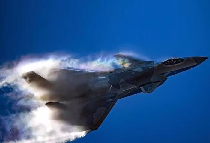 "Cùng thế hệ với máy bay J-20, nhưng Su-57 của Nga và F-22, F-35 do Mỹ chế tạo đều được thiết kế cho một phi công duy nhất. Biến thể J-20 hai chỗ ngồi có lẽ dành riêng cho chức năng huấn luyện đào tạo và tác chiến chỉ huy".