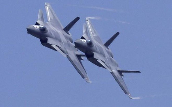 Mặc dù có lợi thế nói trên, nhưng dĩ nhiên nhược điểm về chỉ số RCS bị tăng vọt trên phiên bản mới nhất của tiêm kích tàng hình J-20 Trung Quốc được các chuyên gia quân sự nhận định là điều chắc chắc.