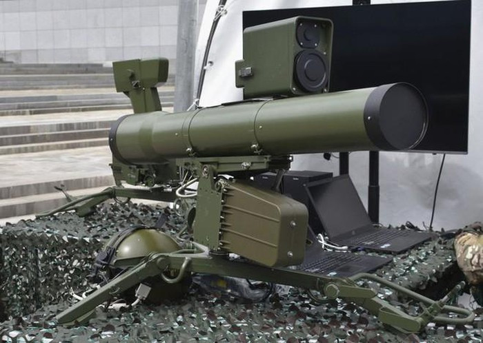 Ban đầu, các nhà thiết kế tính toán sẽ lắp đặt AT-5 trên các loại xe bọc thép như BMP-2, BRDM-2, tuy nhiên sau đó tên lửa cũng sử dụng những bệ phóng cải tiến kiểu 9P135M của AT-4 để có thể mang vác.