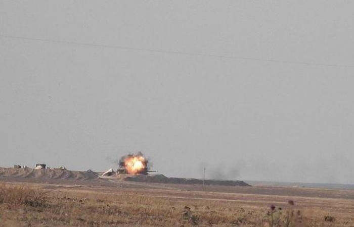 Chỉ trong chốc lát, chiếc xe tăng đã bị tên lửa tấn công trúng tháp pháo, giới chuyên gia nhận định, với đòn tấn công chính xác từ bên hông này, số phận chiếc T-62M đã được định đoạt.