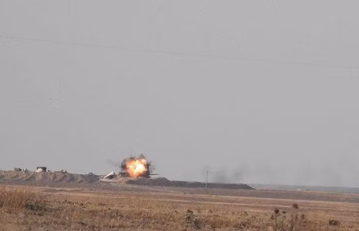 Chỉ trong chốc lát, chiếc xe tăng đã bị tên lửa tấn công trúng tháp pháo, giới chuyên gia nhận định, với đòn tấn công chính xác từ bên hông này, số phận chiếc T-62M đã được định đoạt.