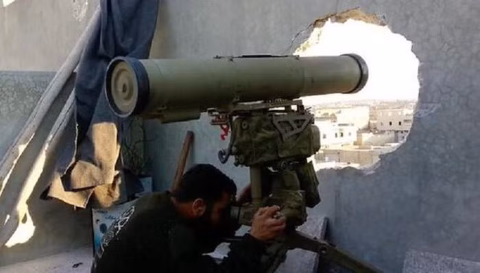 Thông số kỹ thuật cơ bản của tên lửa 9M113 Konkurs: Chiều dài: 1,15 m; đường kính: 0,135 m; sải cánh: 0,468 m; trọng lượng: 14,58 kg (26,5 kg cả ống phóng); đầu đạn: 2,7 kg HE.