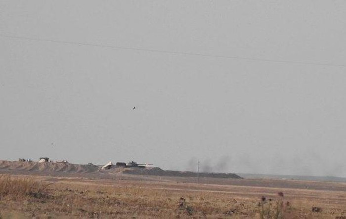 Hình ảnh chiếc xe tăng xấu số T-62M của SAA bị phiến quân dùng tên lửa 9M113 tấn công.