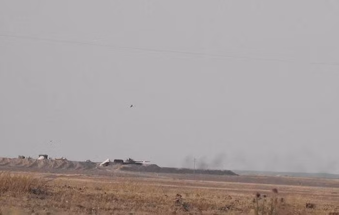 Hình ảnh chiếc xe tăng xấu số T-62M của SAA bị phiến quân dùng tên lửa 9M113 tấn công.