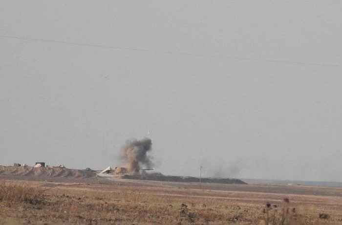 Màn khói đen bốc cao sau khi chiếc xe tăng T-62M bị bốc cháy. Với sức công phá vô cùng mạnh mẽ, rất có thể kíp lái chiếc xe tăng đã bị tiêu diệt chỉ trong chốc lát.