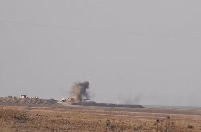 Màn khói đen bốc cao sau khi chiếc xe tăng T-62M bị bốc cháy. Với sức công phá vô cùng mạnh mẽ, rất có thể kíp lái chiếc xe tăng đã bị tiêu diệt chỉ trong chốc lát.