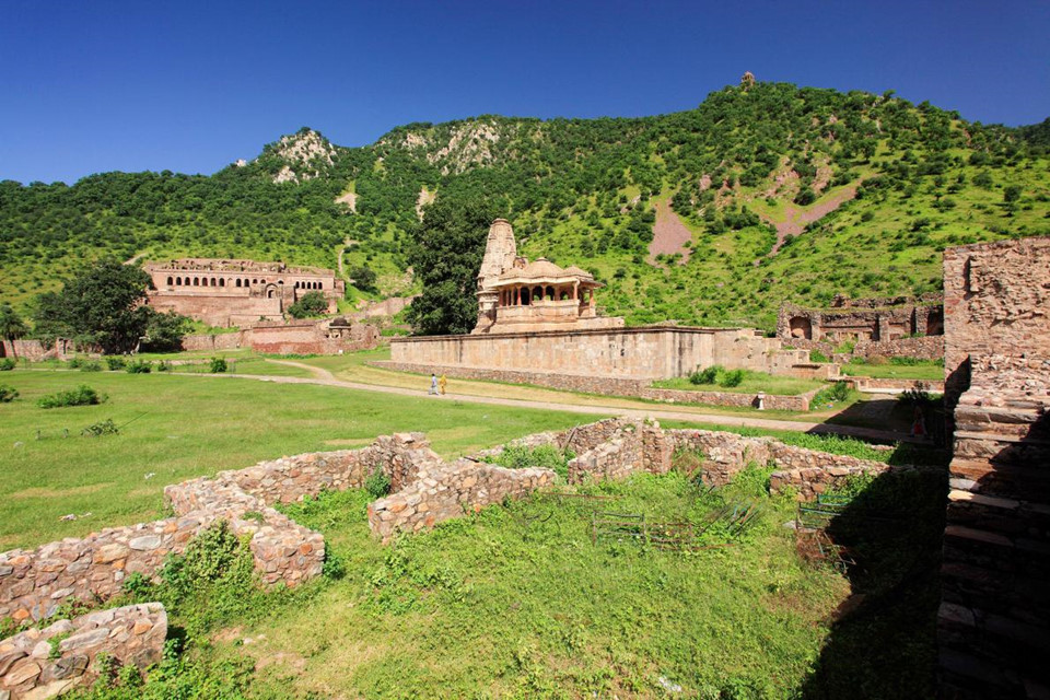 Bhangarh, Rajasthan, Ấn Độ: Vào những năm 1970, sau khi bị raja của Jaipur chiếm đóng, Bhangarh, một thủ phủ địa phương ở phía tây bắc Ấn Độ đã nhanh chóng bị bỏ hoang. Ngày nay, thành phố có niên đại từ khoảng thế kỷ 17 này chỉ còn lại những tàn tích đổ nát gồm pháo đài, đền thờ, chợ trung cổ và những truyền thuyết kỳ lạ về quá trình phát triển và tàn lụi nhanh chóng của thành phố. Ảnh: Uig/Getty.