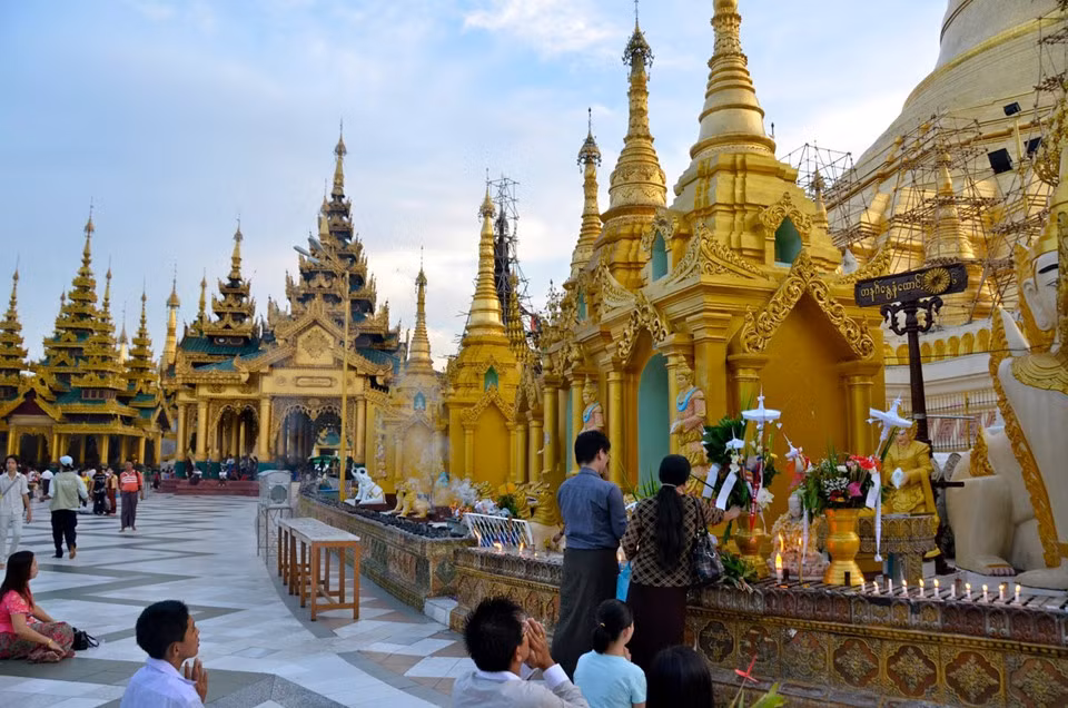 Tất cả tháp trong chùa đều dát vàng ròng với hàng nghìn viên kim cương, đá quý gắn trên đỉnh. Ngôi chùa bề thế nhất Myanmar luôn rực sáng với viên kim cương 76 carat trên đỉnh tháp. Bên trong chùa có nhiều pho tượng phật dát vàng lớn, nơi các nhà sư và phật tử đến cầu nguyện, kính lễ.