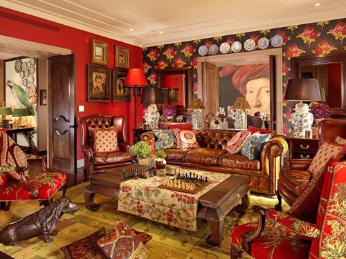 Living room (phòng khách): Cung điện Buckingham có rất nhiều phòng, nhưng không có phòng nào được gọi là "living room" hay "lounge" (phòng khách, phòng chờ). Thay vào đó, Hoàng gia dùng từ "drawing room" hoặc "sitting room" để nói về phòng khách.