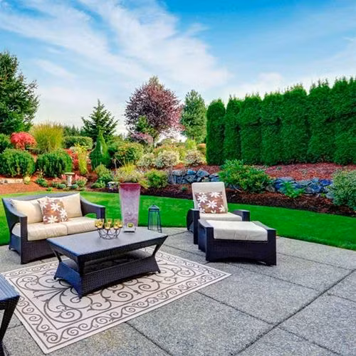 Patio (khoảng sân trước nhà): Nếu hoàng tử George muốn ra sân trước nhà để chơi, Công tước và công nương sẽ ra chơi với con, họ gọi nơi này là "terrace", chứ không dùng từ "patio".