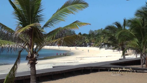 Vịnh Pemba (Mozambique): Nằm ở phía đông bắc của Mozambique, vịnh Pemba là hình ảnh thu nhỏ của một thiên đường nhiệt đới. Với màu nước xanh nổi bật, cát trắng, và những hàng cọ thẳng tắp, dường như cuộc sống của người dân nơi đây trôi qua rất chậm chạp, nhẹ nhàng và bình yên.