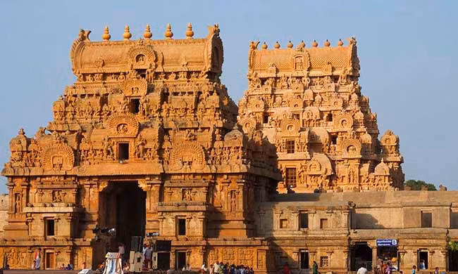 Những hình dáng kỳ lạ trông như đang nhảy múa là một trong rất nhiều nghi lễ cổ truyền của người dân Ấn Độ, tuy nhiên nhằm nỗ lực khôi phục lại công trình vàng son một thời này, người ta đã phủ sơn lên. Kể từ lúc đấy, đền Meenakshi trở thành một địa điểm du lịch tâm linh được mọi người tứ phương đến cúng viếng.