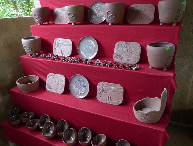 Làng Phước Tích nổi tiếng khắp cả nước bởi nghề làm gốm. Gốm ở Phước Tích nổi tiếng bởi độ bền, bóng mịn và tinh xảo. Tất cả các sản phẩm gốm cổ đều được làm bằng tay, và đun bằng củi trong các lò sấp, lò ngửa.