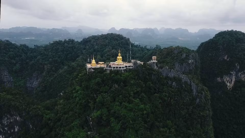 5. Đền Tiger Cave, Thái Lan: Nằm phía đông bắc thành phố Krabi, Tiger Cave gây ấn tượng với du khách quốc tế ngay từ cái tên “Hang Cọp” và địa thế nằm giữa bốn bề rừng núi đá vôi, độ cao gần 300 m so với mực nước biển. Du khách nước ngoài và các tín đồ phật giáo sẽ phải leo hơn 1.000 bậc để thưởng thức trọn vẹn cảnh quan đặc sắc, núi non trùng điệp xung quanh từ trên cao và chiêm bái tượng phật khổng lồ.