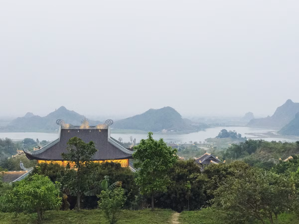 4. Chùa Bái Đính, Việt Nam: Chùa Bái Đính ở tỉnh Ninh Bình sở hữu nhiều kỷ lục Việt Nam và khu vực Đông Nam Á. Nằm trong tuyến du lịch nổi tiếng của tỉnh, chùa Bái Đính được mệnh danh có quy mô lớn nhất Việt Nam với toàn bộ quần thể diện tích lên đến 1.700 ha. Trong đó, khuôn viên chùa rộng hơn 100 ha. Ảnh: V. Hà.