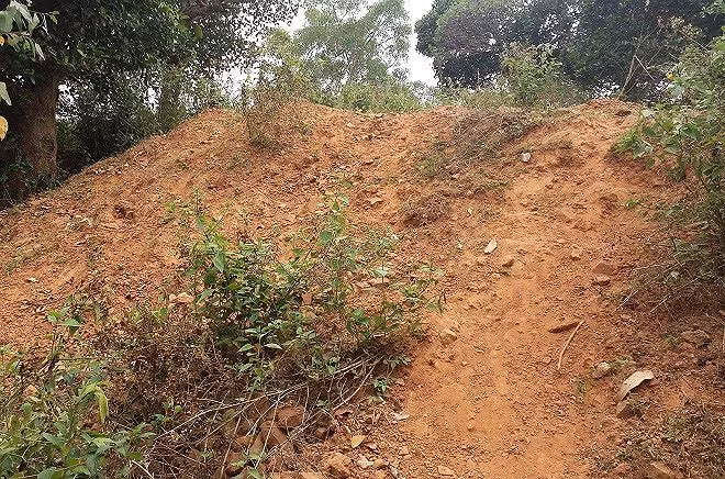 Phế tích tháp Bàu Đá có nhiều hầm hố nham nhở.