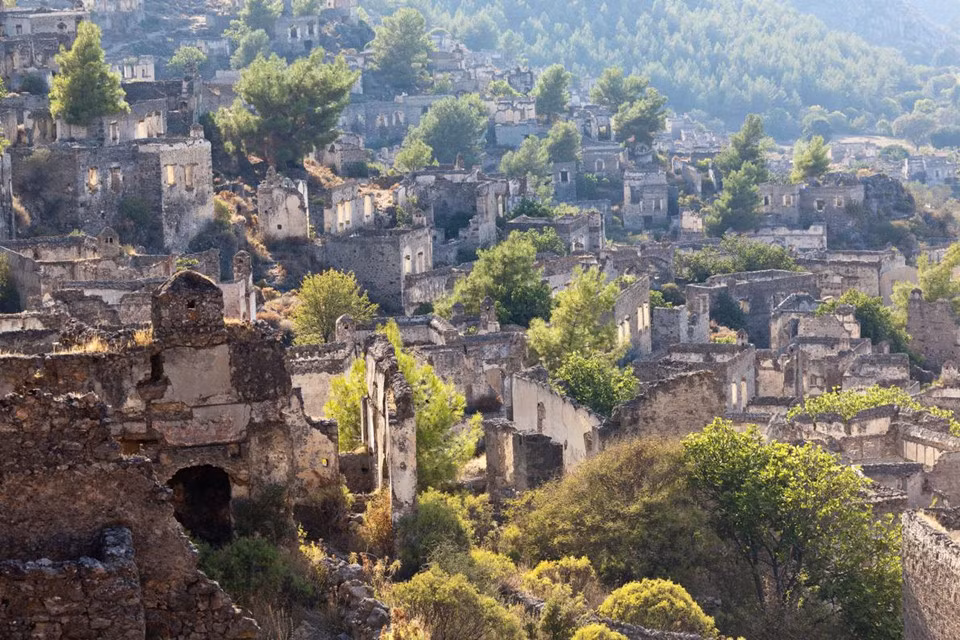 Kayaköy, Anatolia, Thổ Nhĩ Kỳ: Khi chiến tranh Hy Lạp - Thổ Nhĩ Kỳ kết thúc vào năm 1923, khoảng một triệu người Hy Lạp sống ở Thổ Nhĩ Kỳ đã được hồi hương và Kayaköy, một ngôi làng của người Hy Lạp có khoảng 2.000 cư dân ở miền tây Thổ Nhỹ Kỳ đã bị bỏ rơi. Ngày nay, nơi đây được bảo tồn như một di tích lịch sử với hàng trăm ngôi nhà đổ nát và 2 nhà thờ chính thống Hy Lạp. Ảnh: Pete Ryan/National Geographic.