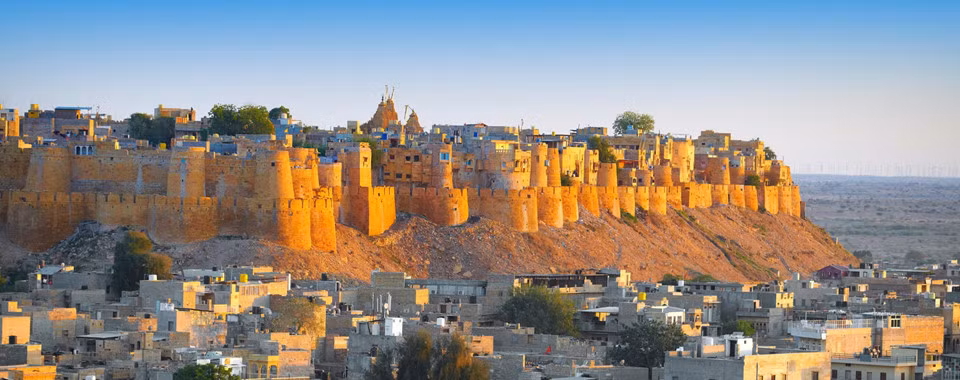 Rajasthan hay còn được biết đến với tên gọi “miền đất của những vị vua”, là bang lớn nhất của Ấn Độ, nằm phía Đông giáp với thủ đô New Delhi. Rajasthan được ví như Westeros (một thành bang trong bộ phim Game of Thrones) của Ấn Độ với nhiều cung điện xinh đẹp, những pháo đài cao chót vót, tập trung các lực lượng quân đội cùng lịch sử chiến tranh kéo dài. Có rất nhiều điểm đến du khách có thể trải nghiệm nơi đây. Nhưng để tạo nên chuyến đi màu sắc, bạn phải điểm qua bốn thành phố dưới đây.