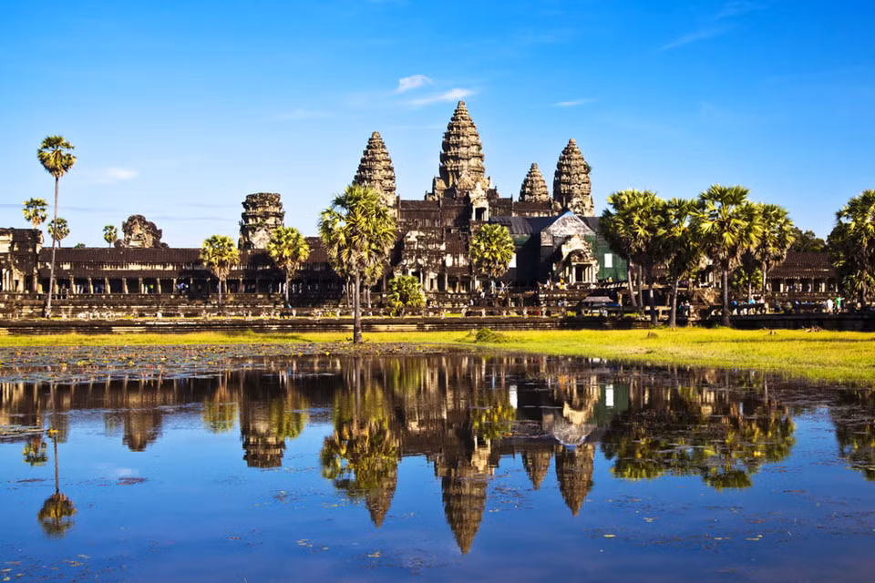 1. Đền Angkor Wat, Campuchia: Biểu tượng của đất nước Campuchia được mệnh danh là kỳ quan tôn giáo thế giới hàng nghìn năm nay. Công trình Angkor Wat có tổng diện tích khoảng 200 ha. Sự rộng lớn của kỳ quan nổi tiếng Đông Nam Á này được du khách mô tả như thiên đường nơi hạ giới.