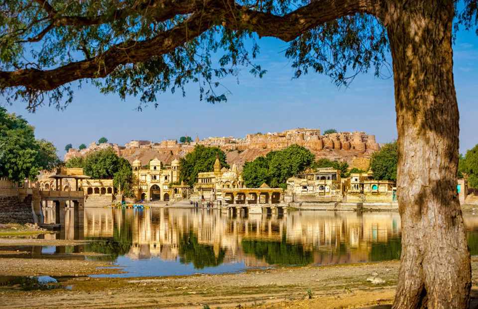 Jaisalmer, thành phố màu vàng: Jaisalmer nằm ở "trái tim" của sa mạc Thar khô cằn. Nơi đây mang cái tên lộng lẫy là “thành phố vàng” do ánh sáng lấp lánh từ các tòa nhà bằng đá sa thạch bao quanh pháo đài Jaisalmer tỏa ra. Du khách có thể ghé thăm cung điện Hoàng gia và ngôi đền Jain hay lang thang các góc phố được chạm khắc tinh xảo.