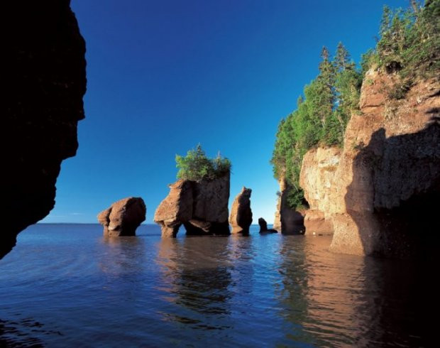Vịnh Fundy (Canada): Nằm trên vùng bờ biển Đại Tây Dương của Canada, vịnh Fundy nổi tiếng với thủy triều cao vì hình dạng độc đáo của nó. Sự chênh lệch giữa thủy triều cao và thấp lên đến 15 mét, đẹp nhất để nhìn từ tảng đá Hopewell.