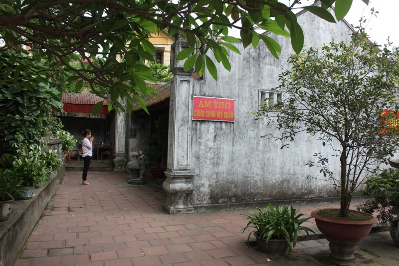 Am Mỵ Châu trong quần thể di tích Thành Cổ Loa.