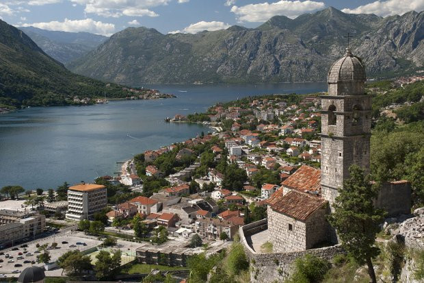 Vịnh Kotor (Montenegro): Vịnh biển này nằm ở phía nam Montenegro trên bờ biển Adriatic. Đây là một trong những vịnh đẹp nhất châu Âu. Vịnh biển này thực ra là một hẻm núi bị chìm xuống biển. Dải ven biển vịnh Kotor nối với những bãi biển tuyệt đẹp, các ngôi làng xinh xắn và các khu nghỉ mát như Riessend, Priest và Couture.