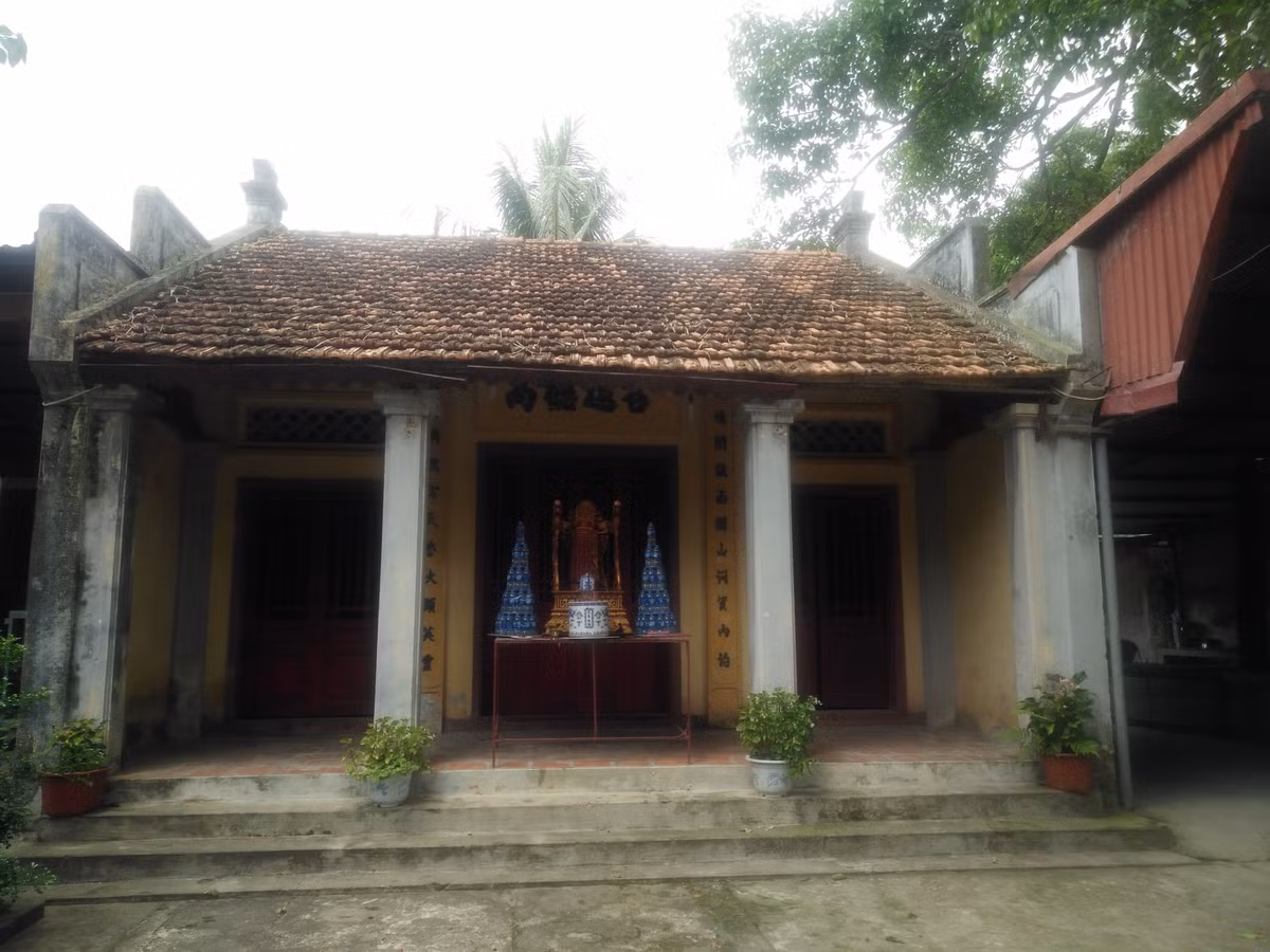 Phủ Bà – đền thờ Nguyễn Chích, được suy tôn Thành hoàng làng tại Khu phố Thống Nhất 1, phường Trường Thi, TP. Thanh Hóa.