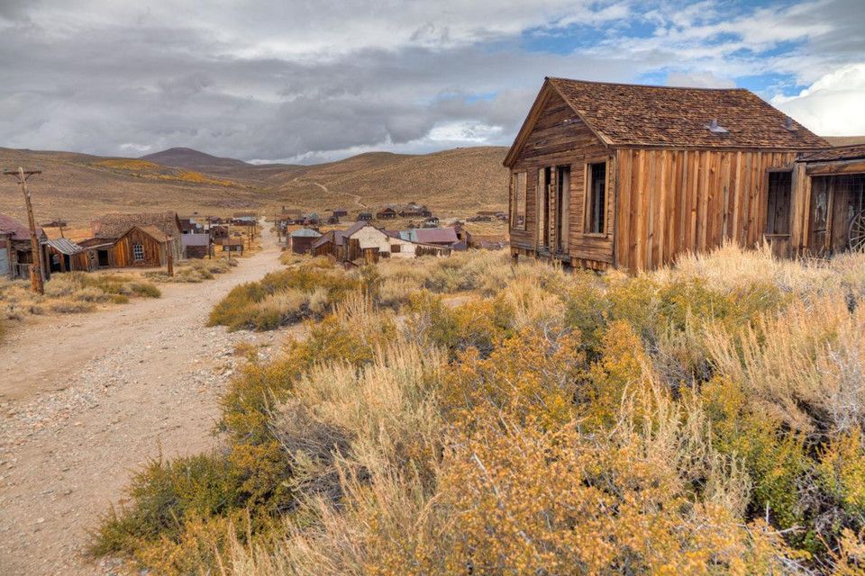 Bodie, California, Mỹ: Năm 1879, Bodie là một thị trấn khai thác vàng nhộn nhịp và là nơi sinh sống của 8.500 cư dân. Trong vòng một thập kỷ, các mỏ khai thác dần cạn kiệt, dân số cũng bắt đầu suy giảm. Sau cùng, thị trấn còn lại khoảng 150 ngôi nhà không người ở cho đến ngày nay. Ảnh: Pete Ryan/National Geographic.