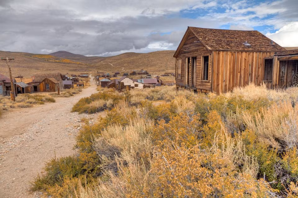 Bodie, California, Mỹ: Năm 1879, Bodie là một thị trấn khai thác vàng nhộn nhịp và là nơi sinh sống của 8.500 cư dân. Trong vòng một thập kỷ, các mỏ khai thác dần cạn kiệt, dân số cũng bắt đầu suy giảm. Sau cùng, thị trấn còn lại khoảng 150 ngôi nhà không người ở cho đến ngày nay. Ảnh: Pete Ryan/National Geographic.