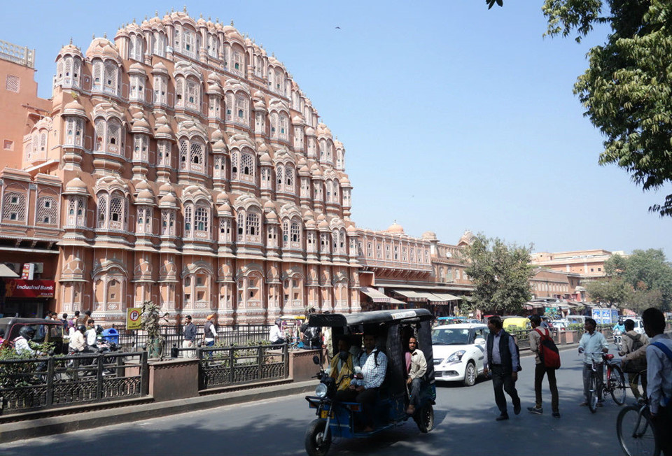 Cùng với thủ đô New Delhi của và Agra - quê hương của Taj Mahal, Jaipur là thành phố thứ ba tạo nên đường mòn du lịch “Tam giác vàng” ở Bắc Ấn Độ.