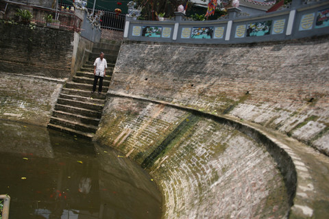 Giếng được người dân xây cất khang trang, sạch đẹp.