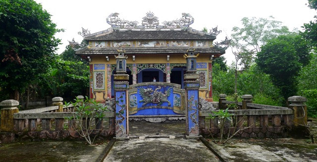 Đến đời Gia Long, làng được đổi tên thành Phước Tích, như là mong muốn của người dân được tích lũy phúc đức cho con cháu. Ảnh: Trước những ngôi nhà cổ luôn có bức bình phong để che gió độc.