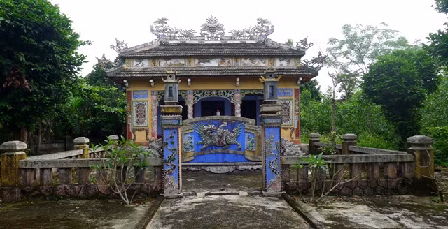 Đến đời Gia Long, làng được đổi tên thành Phước Tích, như là mong muốn của người dân được tích lũy phúc đức cho con cháu. Ảnh: Trước những ngôi nhà cổ luôn có bức bình phong để che gió độc.