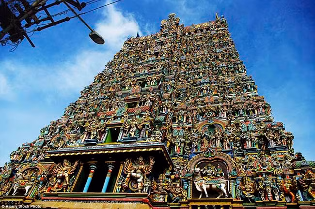 Trong những năm gần đây, có nhiều dự án đã diễn ra nhằm mục đích khôi phục lại đền Meenakshi về trạng thái ban đầu. Mọi người đến đây đều cầu mong được ban phước trong hôn nhân (sức khỏe, sự giàu có và con cái), cũng như việc ăn ngủ, học hành…