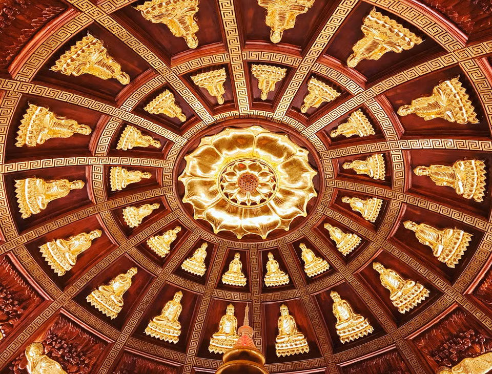 Quần thể chùa Bái Đính nằm trên núi Bái Đính với phong cảnh thiên nhiên, núi non hùng vĩ với nhiều tượng phật dát vàng, phật ngọc tinh xảo. Ảnh: V. Hà.