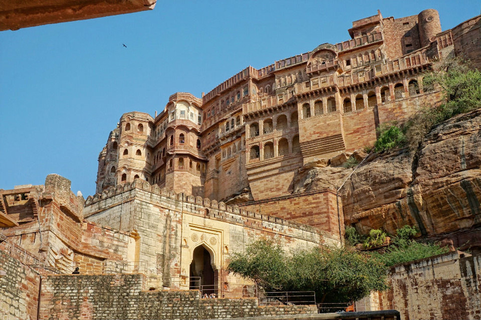 Điểm ngắm cảnh đẹp nhất ở Jodhpur là pháo đài Mehrangarh. Từ đây du khách có thể bao quát hết toàn bộ thành phố. Pháo đài được xây dựng vào năm 1460. Nó giống như một cung điện hoàng gia với cung điện, đền thờ, bảo tàng. Ngày nay, một phần của khu phức hợp pháo đài Mehrangarh được nâng cấp thành bảo tàng và khách sạn sang trọng.