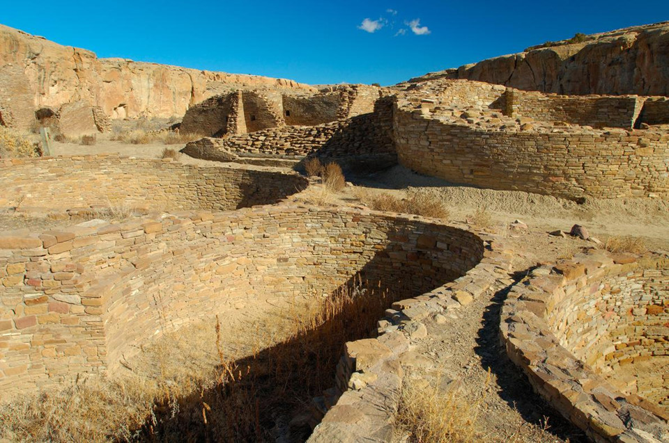 Hẻm núi Chaco, New Mexico, Mỹ: Nền văn minh Chaco phát triển mạnh từ khoảng năm 800 đến 1100. Trong thời gian này, hẻm núi Chaco đóng vai trò như một trung tâm xã hội, thương mại và các nghi lễ. Cư dân ở đây xây dựng nhà ở cùng các công trình khác theo hình tròn, gọi là kivas, từ gạch bùn, đá sa thạch, gỗ và nhiều cấu trúc trong số đó vẫn còn nguyên vẹn cho đến ngày nay. Ảnh: Ron Reznick/Vwpics/Redux.