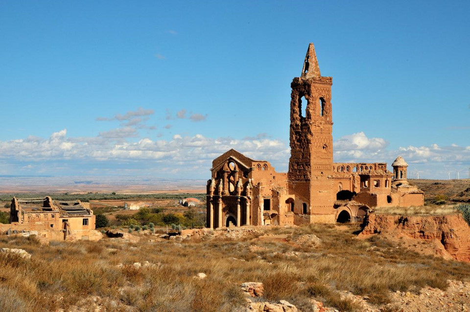 Belchite, Zaragoza Province, Tây Ban Nha: Belchite là nơi diễn ra một trận chiến tàn bạo trong cuộc Nội chiến Tây Ban Nha (1936-1939). Bị chiếm đóng bởi lực lượng của Franco vào năm 1937, sau đó thị trấn bị quân đội Cộng hòa tấn công, bao vây và phá hủy. Ngày nay, những tòa nhà đổ nát còn sót lại của Belchite được coi như một phần lưu niệm và là nhân chứng của cuộc chiến trong quá khứ. Ảnh: Arturo Rosas/Vwpics/Redux.
