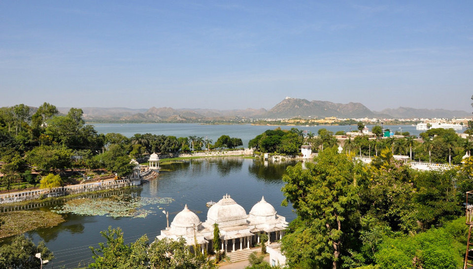 Udaipur, thành phố màu trắng: Udaipur được mệnh danh như một “Venice” của Ấn Độ. Nơi đây có những ngọn núi cao bất tận chấm chân trời, những hồ nước thanh bình không gợn sóng và ánh sáng rực rỡ từ những ngôi nhà màu trắng. Tất cả mang lại cho Udaipur danh xưng “thành phố màu trắng”.
