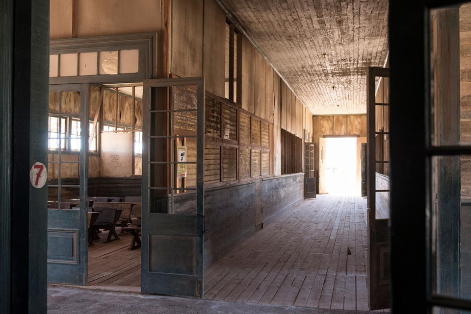 Humberstone và Santa Laura, sa Mạc Atacama, Chile: Được xây dựng gần khu vực các mỏ muối, 2 thị trấn Humberstone và Santa Laura, ở miền bắc Chile đã bị bỏ hoang từ năm 1958. Hiện nay, một số tòa nhà vẫn còn tương đối nguyên vẹn như nhà hát với các dãy ghế ngồi, một bể bơi bằng sắt được làm từ thân tàu hay khách sạn và cửa hàng thực phẩm. Ảnh: Oliver Bolch/Anzenberger/Redux.