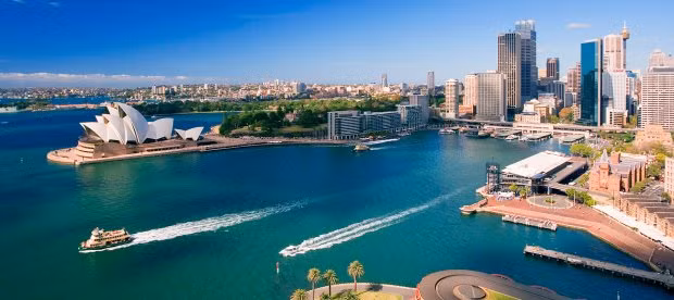 Cảng Jackson (Úc): Là cảng biển tự nhiên nổi tiếng của thành phố Sydney, Úc. Nó là một trong những yếu tố quan trọng tạo ra vẻ đẹp của thành phố bận rộn này. Cảng có rất nhiều vịnh, bãi biển, đầm phá và nổi tiếng nhất phải nhắc đến Nhà hát Opera Sydney và cây cầu sắt nối hai bên của vịnh.