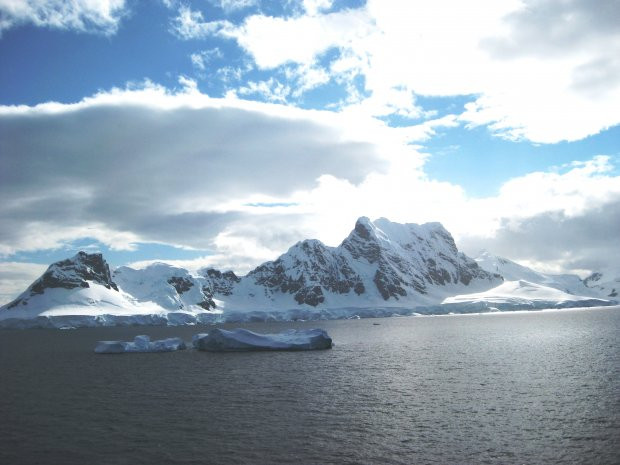 Vịnh Paradise (Nam Cực): Nam Cực có hai vịnh chính để neo tàu là Cảng Neko và Vịnh Paradise. Vùng vịnh tuyệt đẹp này bao quanh bởi núi băng, những mảng vỡ của băng trôi nổi trên mặt nước với nhiều kích thước khác nhau. Để đến chiêm ngưỡng vẻ đẹp kỳ lạ này, bạn phải đi thuyền đến đây. Tại đây, bạn có thể chèo thử chiếc thuyền cao su của nhóm những nhà nghiên cứu chim cánh cụt Nam Cực người Chile.