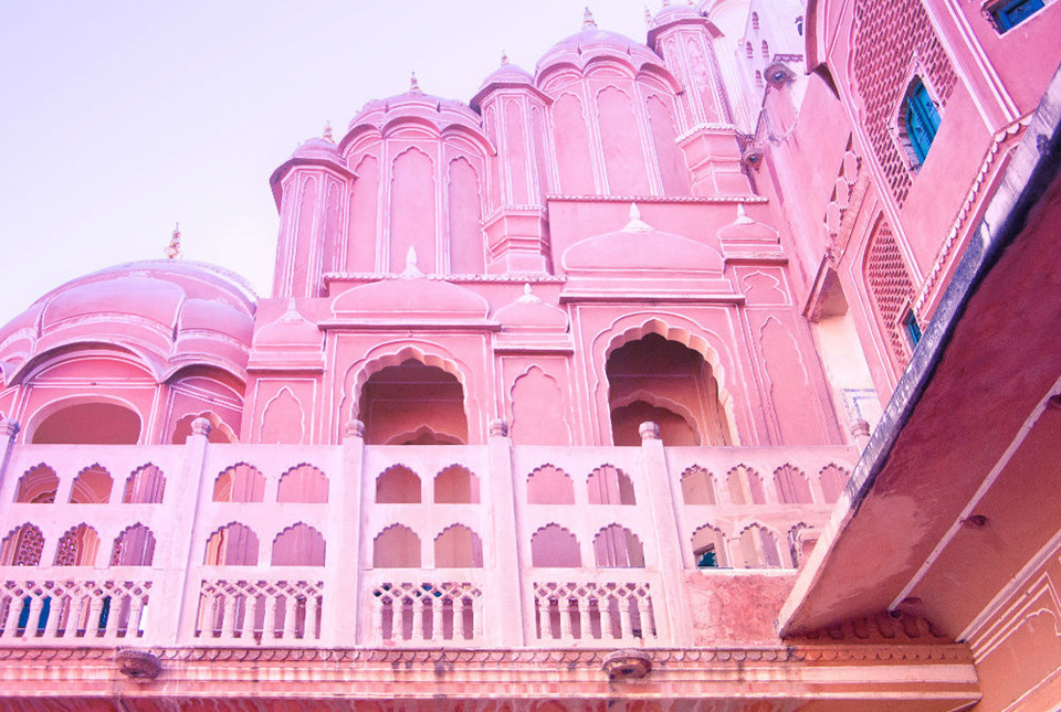 Jaipur, thành phố màu hồng: Miền đất này mang màu sắc rực rỡ như đưa mắt nhìn vào kính vạn hoa. Xe tuk tuk và lạc đà di chuyển cạnh nhau trên những con đường ồn ào, xung quanh là những tòa nhà màu hồng, các cửa hàng bán những loại gia vị đầy màu sắc. Khung cảnh ấy khiến Jaipur thực sự náo nhiệt và rực rỡ. Màu hồng được coi là sắc màu của sự hiếu khách. Nhà vua Maharaja Ram Singh đã ra lệnh sơn màu hồng toàn bộ tường quanh thành phố để chào đón hoàng tử Albert Edward của nước Anh vào năm 1876.