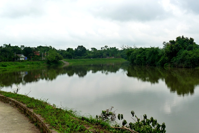 Dòng sông Ô lâu bao bọc quanh làng cổ Phước Tích nước quanh năm trong xanh.