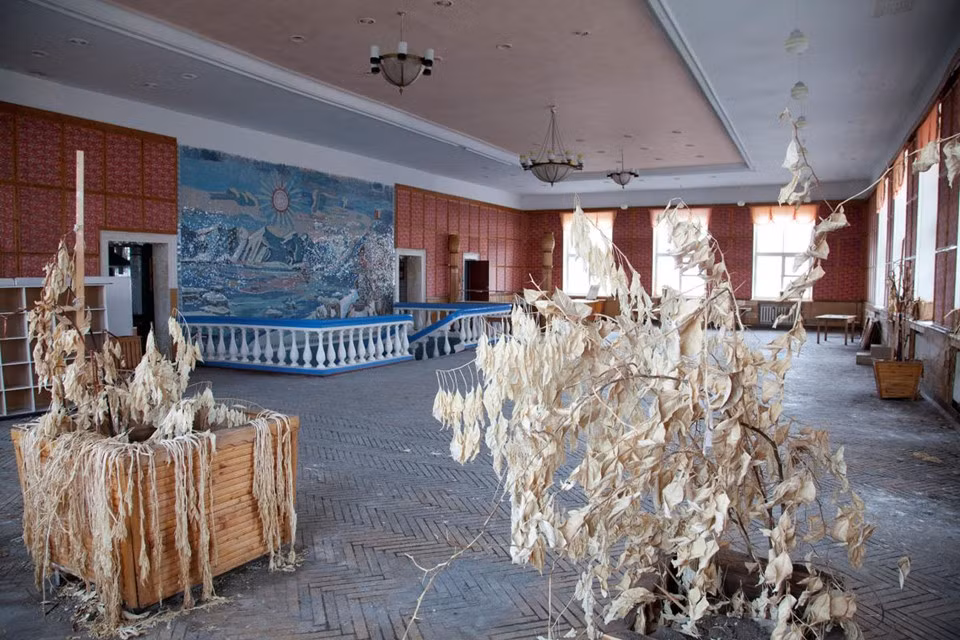 Pyramiden, Svalbard, Na Uy: Pyramiden là một thị trấn khai thác than Bắc Cực, thuộc sở hữu của Liên Xô từ năm 1927. Nơi đây là một khu định cư hoàn chỉnh với các doanh trại của công nhân, một trung tâm thể thao và một bức tượng bán thân của Lenin. Hiện nay, các tòa nhà gồm thư viện, nhà hát, hội trường âm nhạc vẫn còn nguyên vẹn kể từ khi thị trấn bị bỏ hoang vào năm 1998, khi mỏ than cạn kiệt. Ảnh: Max Galli/Laif/Redux.